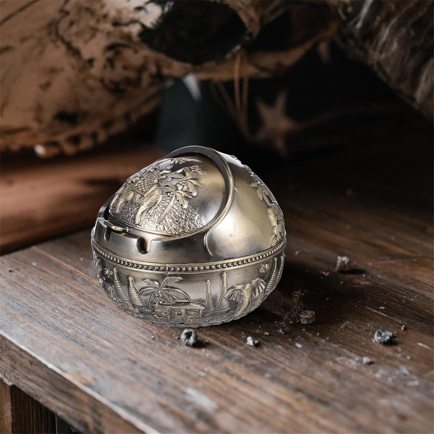 Retro Metal Round Cigarette Ashtray with Lid – Windproof & Stylish